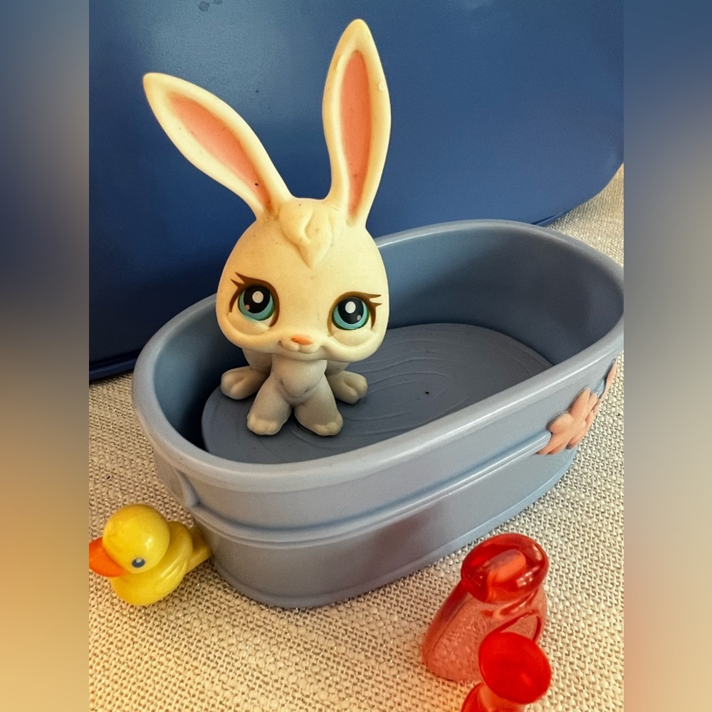 LPS The Bathtime Bunny #3, moving and magnetic tub, 2 perfume bottles 2004